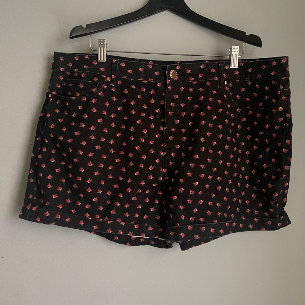 Forever 21 Black Rose Shorts Size 20